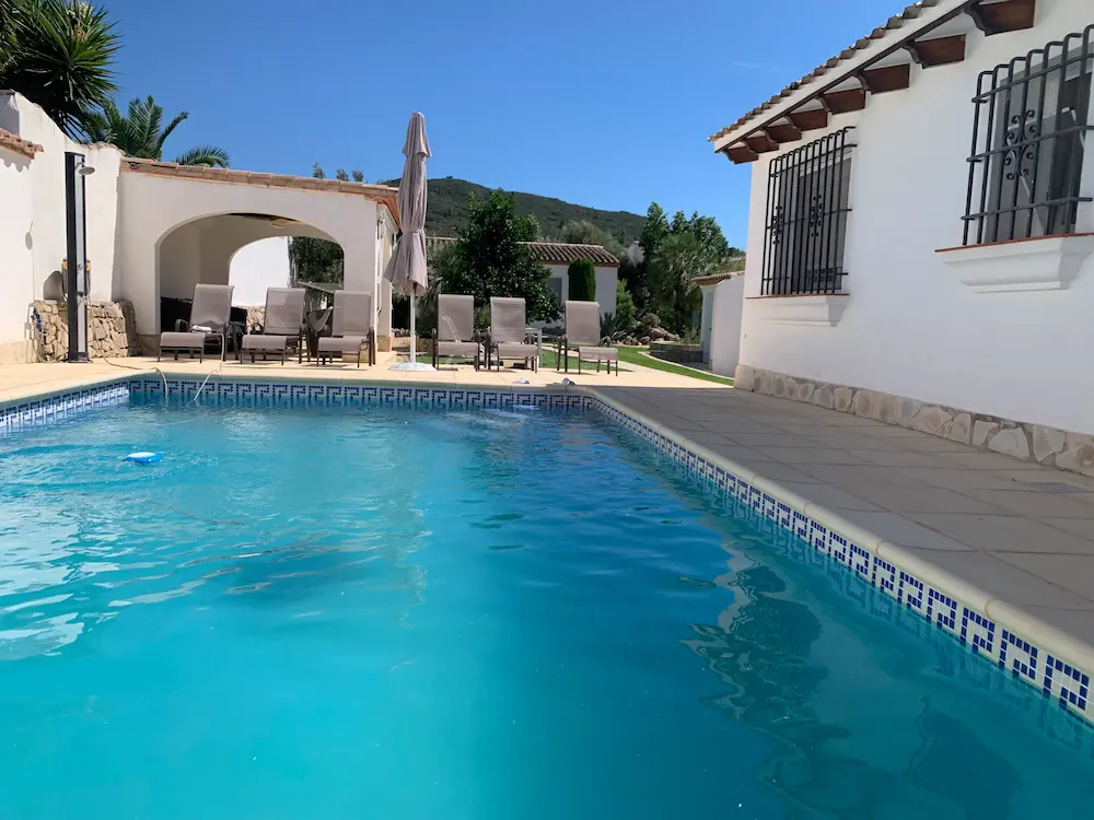 Großer privater Pool